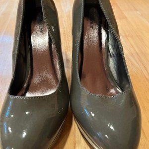 Avenue Grey Patent Leather Heels (Size 10W)